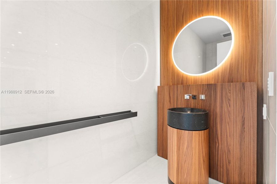 Sample of building materials used in homes in , Miami (Image 26).