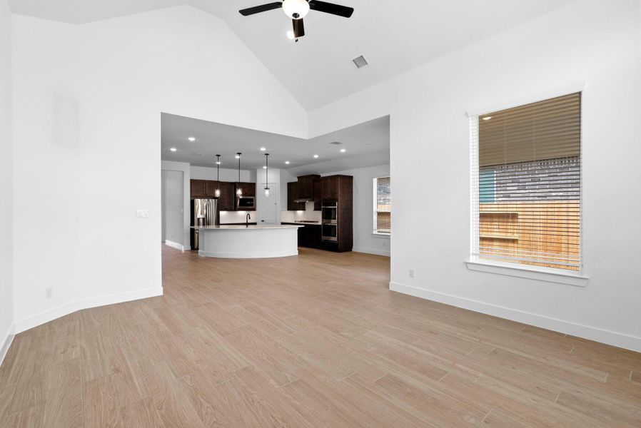 Spacious, unfurnished interior of a new home in Wood Leaf Reserve, Tomball (Image 20).