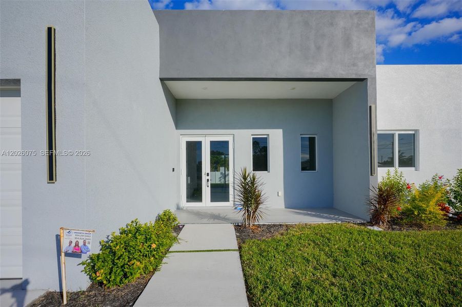 Exterior details and patio area of a home in , Cape Coral (Image 28).