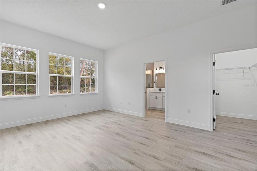 Spacious, unfurnished interior of a new home in , Ocala (Image 29).