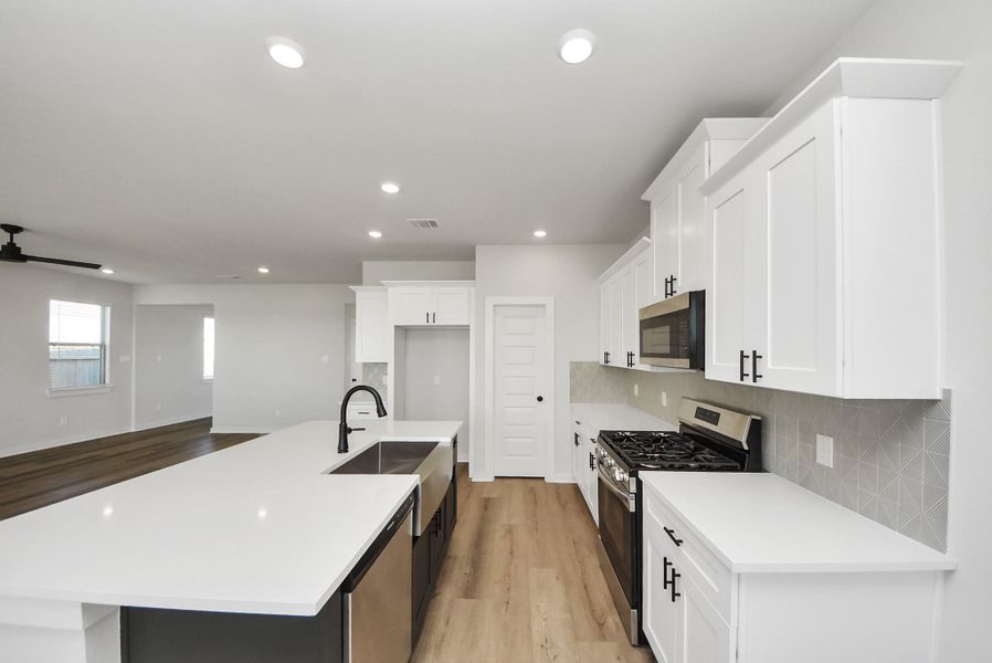 Kitchen, quartz countertops, SS appliances