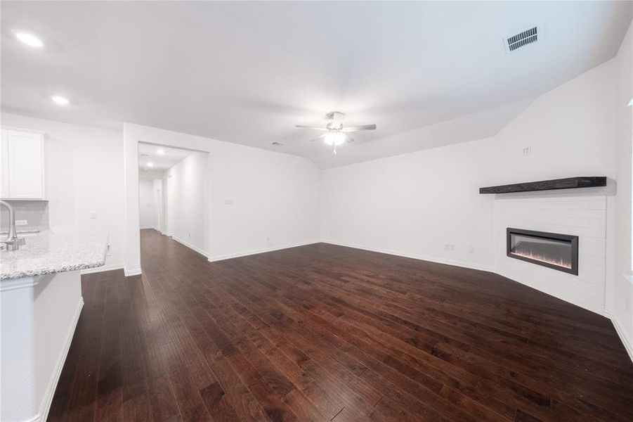 Spacious, unfurnished interior of a new home in Churchill: Meadows 50', Anna (Image 19). Spacious, unfurnished interior of a new home in Churchill: Meadows 50', Anna (Image 19).