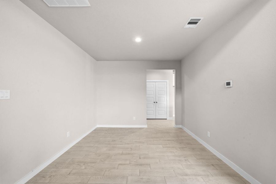 Spacious, unfurnished interior of a new home in Sunterra Lakes, Fulshear (Image 24).