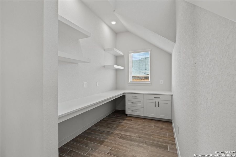 Image 19 of a home in Stream Waters. Image 19 of a home in Stream Waters.