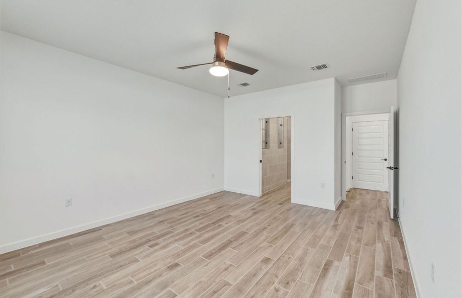 Spacious, unfurnished interior of a new home in Sun City Texas, Georgetown (Image 31).