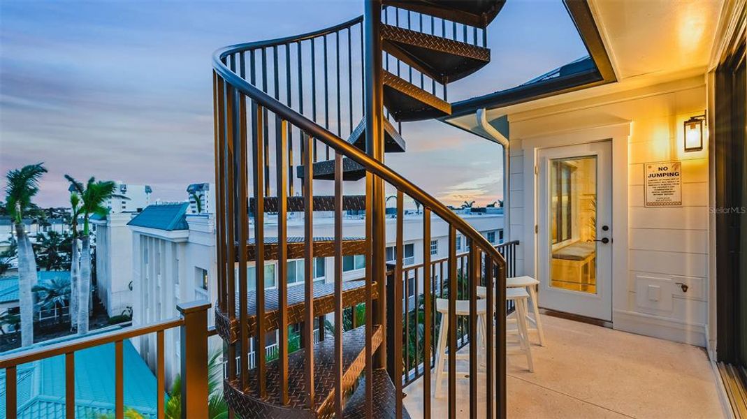 Condo located in Sarasota, FL showcasing its design and architecture (Image 4).