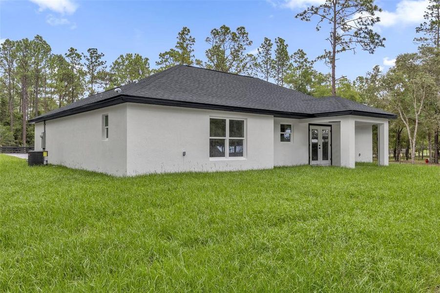Exterior details and patio area of a home in , Dunnellon (Image 4).