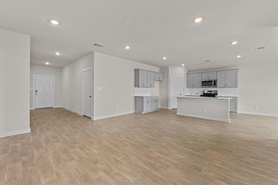 Spacious, unfurnished interior of a new home in Hartland Ranch, Lockhart (Image 27).