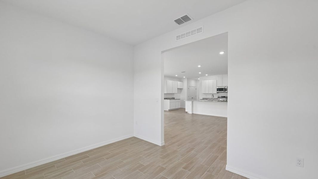 Spacious, unfurnished interior of a new home in Port Charlotte, Port Charlotte (Image 27).