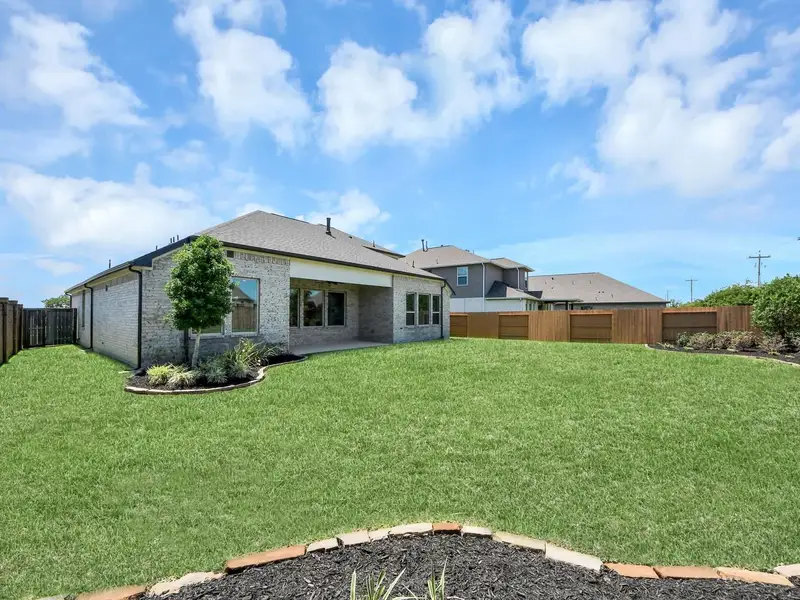 Exterior details and patio area of a home in Lago Mar, Texas City (Image 4).