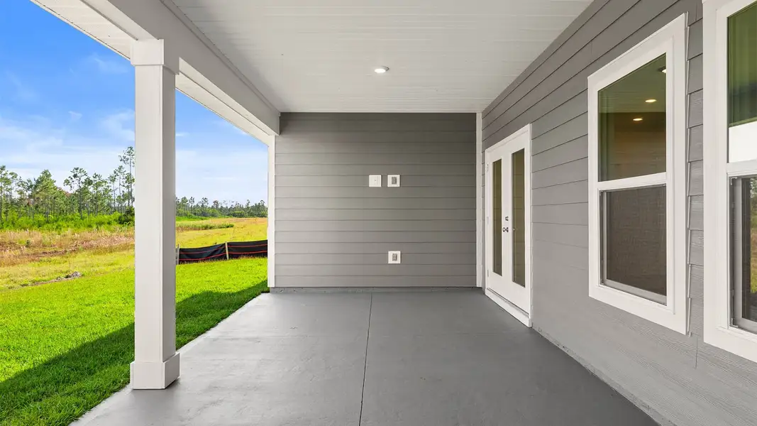 Exterior details and patio area of a home in Liberty, Panama City (Image 4).