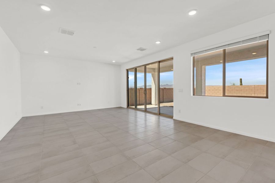 Spacious, unfurnished interior of a new home in Silverbell Ridge, Marana (Image 14).