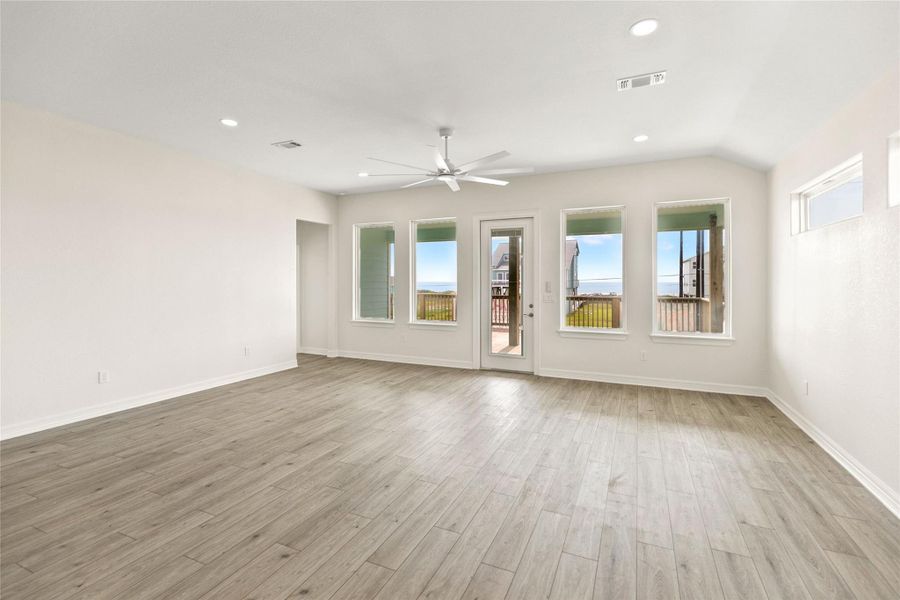 Spacious, unfurnished interior of a new home in , Freeport (Image 18).