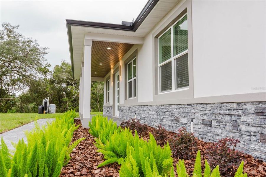 Exterior details and patio area of a home in , Eustis (Image 29).