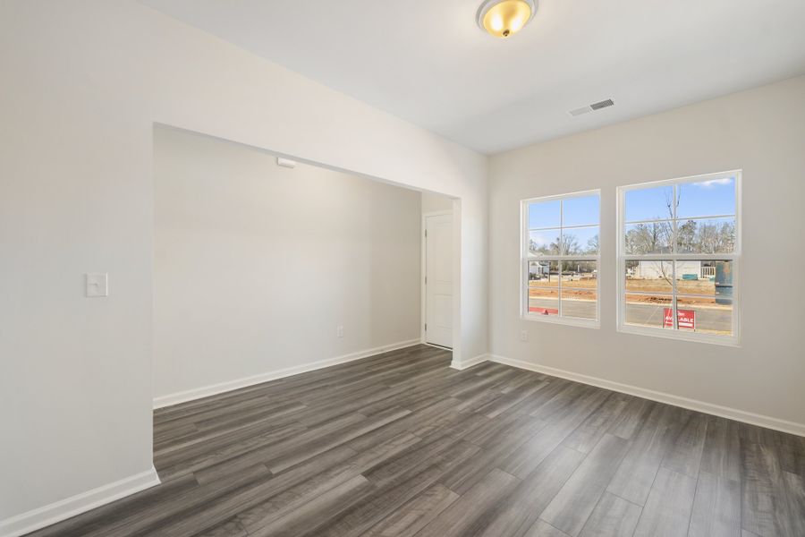 Spacious, unfurnished interior of a new home in Richmond Hill, Inman (Image 11).