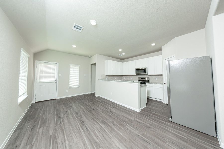 Spacious, unfurnished interior of a new home in Mackenzie Creek, Conroe (Image 13).