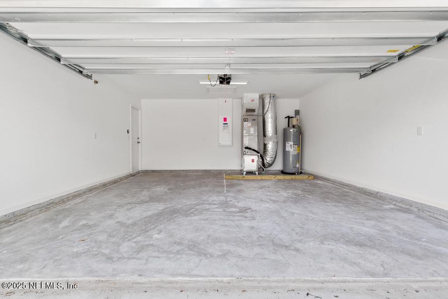 Spacious, unfurnished interior of a new home in , Jacksonville (Image 43).