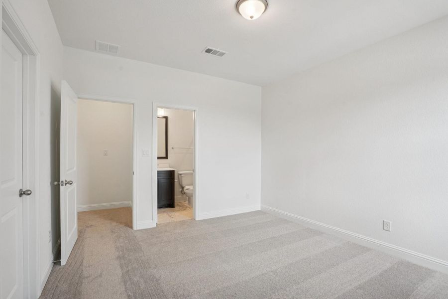 Spacious, unfurnished interior of a new home in Del Bello Lakes 60', Manvel (Image 33).