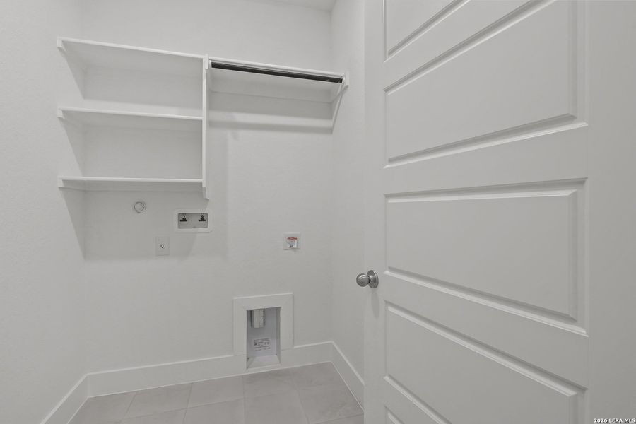 Spacious, unfurnished interior of a new home in Nopal Valley, San Antonio (Image 29).