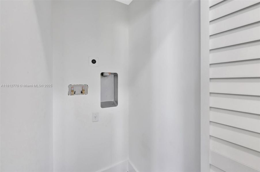 Spacious, unfurnished interior of a new home in , Miami Gardens (Image 28).