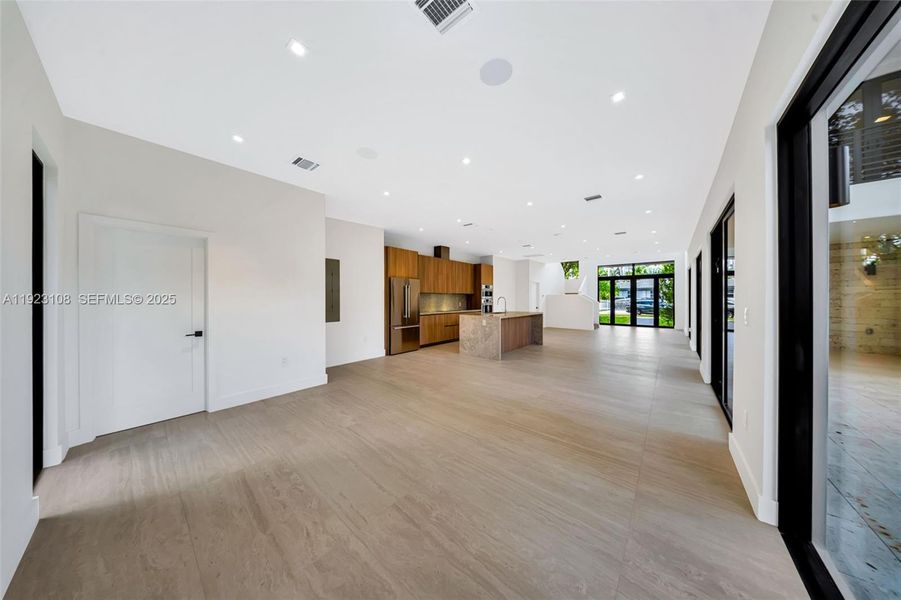 Spacious, unfurnished interior of a new home in , Miami (Image 24).