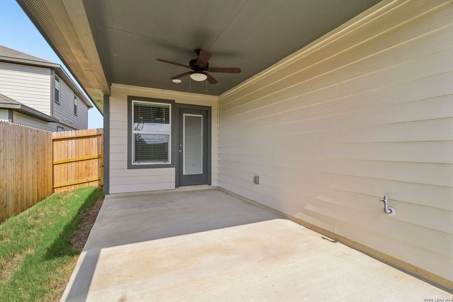 Exterior details and patio area of a home in Thomas Pond, San Antonio (Image 27).