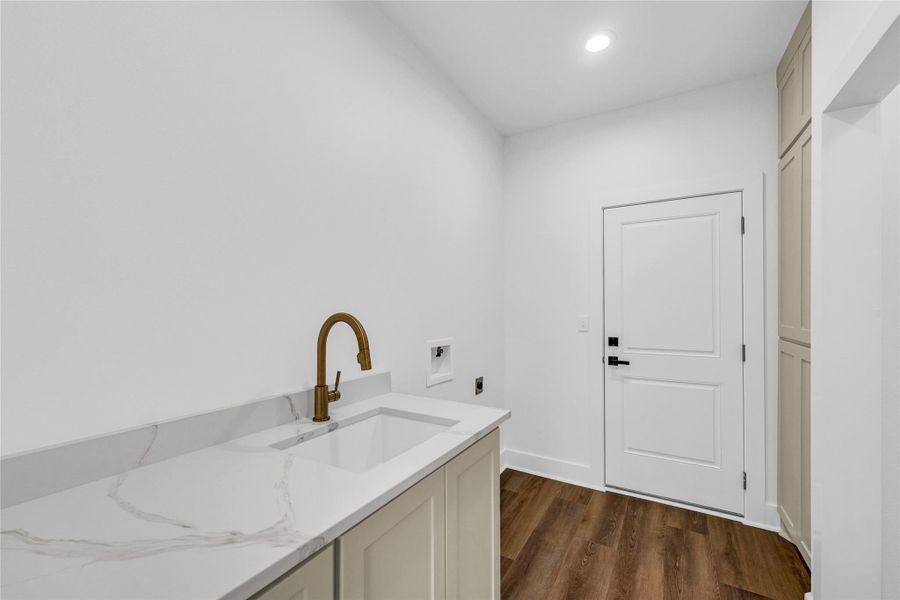 Furnished interior view inside a new home in , Brookeland (Image 10).