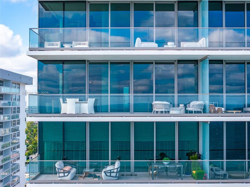 Condo located in Hallandale Beach, FL showcasing its design and architecture (Image 30).