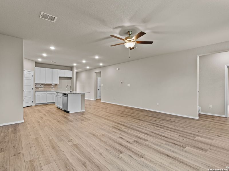 Spacious, unfurnished interior of a new home in Royal Crest, San Antonio (Image 22).