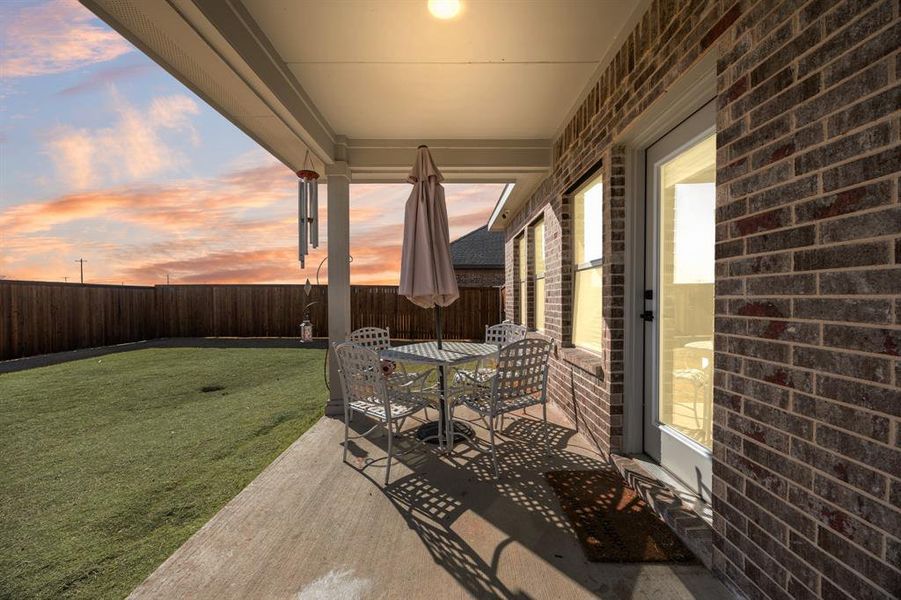 Exterior details and patio area of a home in Rolling Ridge, Van Alstyne (Image 4).