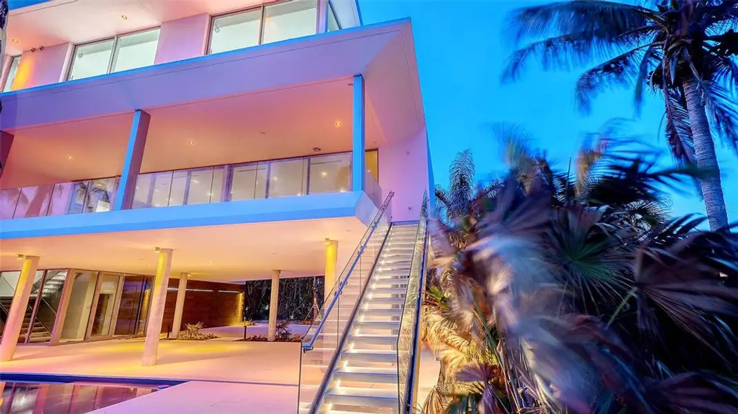 Condo located in Longboat Key, FL showcasing its design and architecture (Image 3).