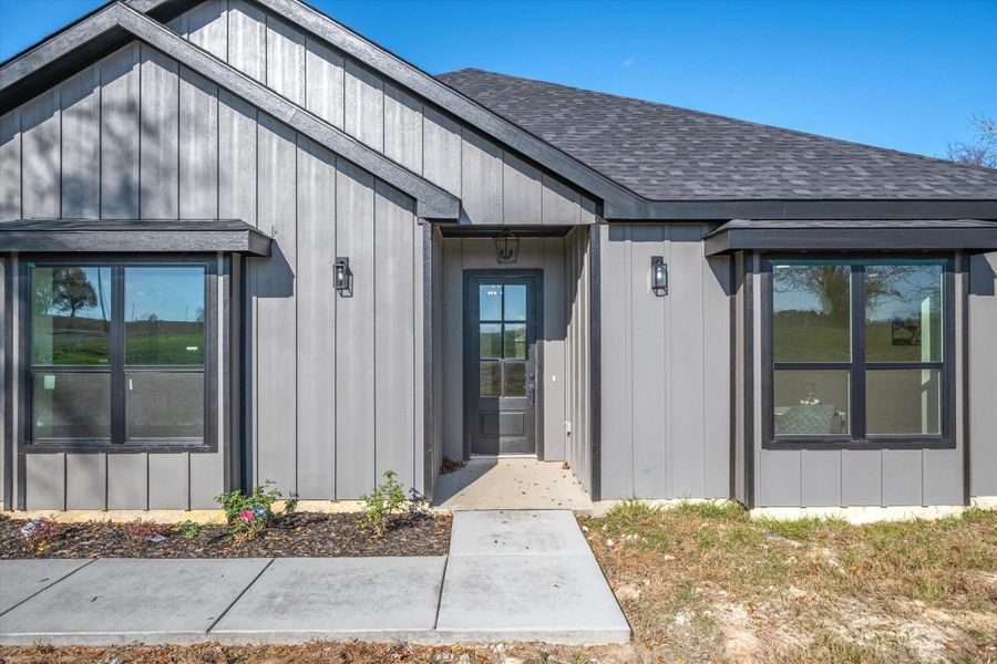 Exterior details and patio area of a home in , Van (Image 3).