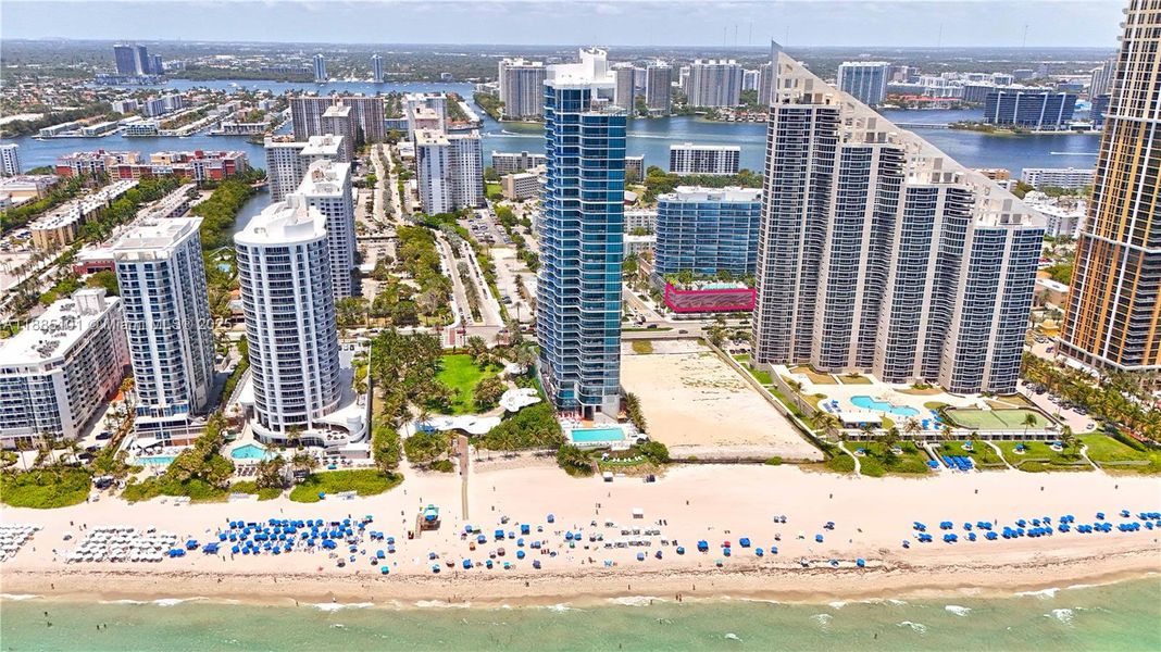 Condo located in Sunny Isles Beach, FL showcasing its design and architecture (Image 4).