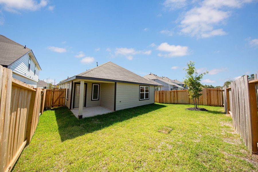 Exterior details and patio area of a home in Cliffstone Hills, Conroe (Image 2). Exterior details and patio area of a home in Cliffstone Hills, Conroe (Image 2).