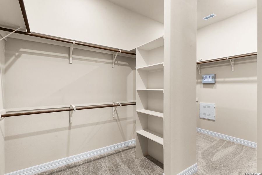 Spacious, unfurnished interior of a new home in Cibolo Crossing, Universal City (Image 33).