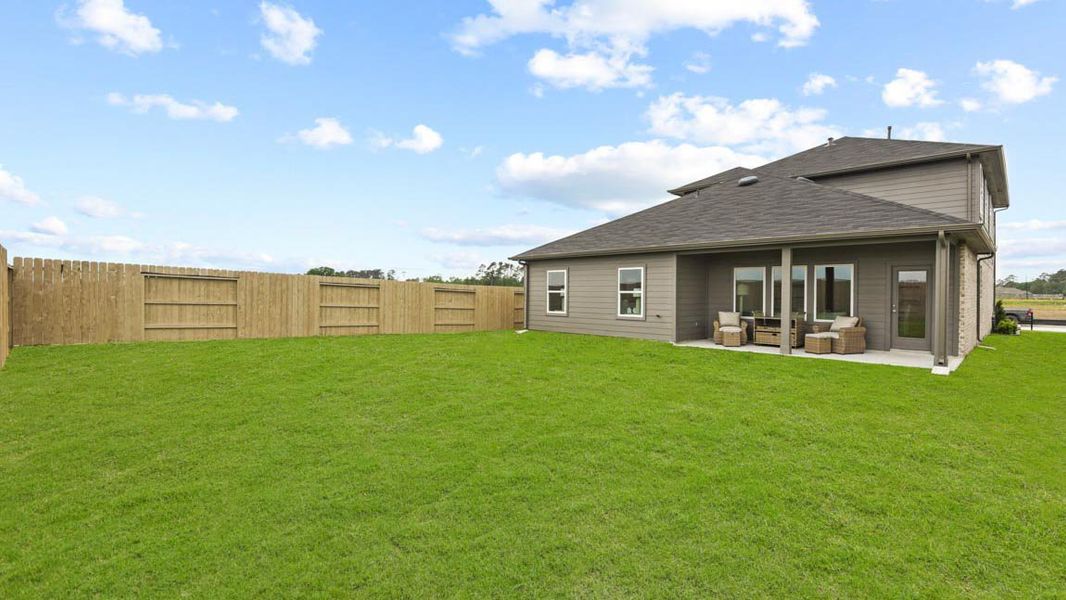 Exterior details and patio area of a home in Lake Conroe Cove, Willis (Image 3).
