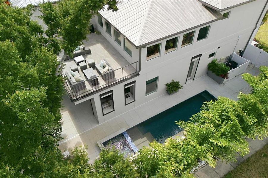 Exterior details and patio area of a home in , Sarasota (Image 3).