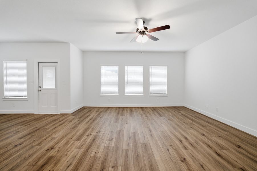 Spacious, unfurnished interior of a new home in Sierra Vista, Rosharon (Image 22).