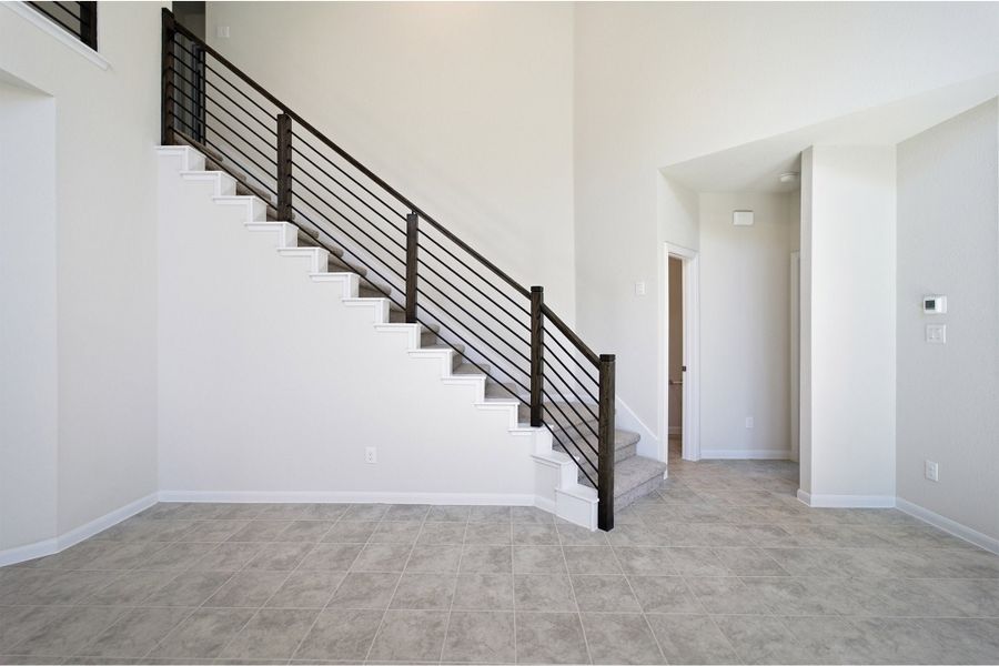 Spacious, unfurnished interior of a new home in Laurel Vistas, San Antonio (Image 44).