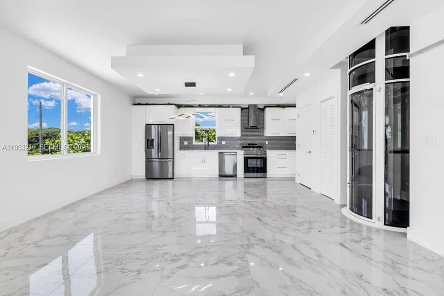 Spacious, unfurnished interior of a new home in , Key Largo (Image 10).