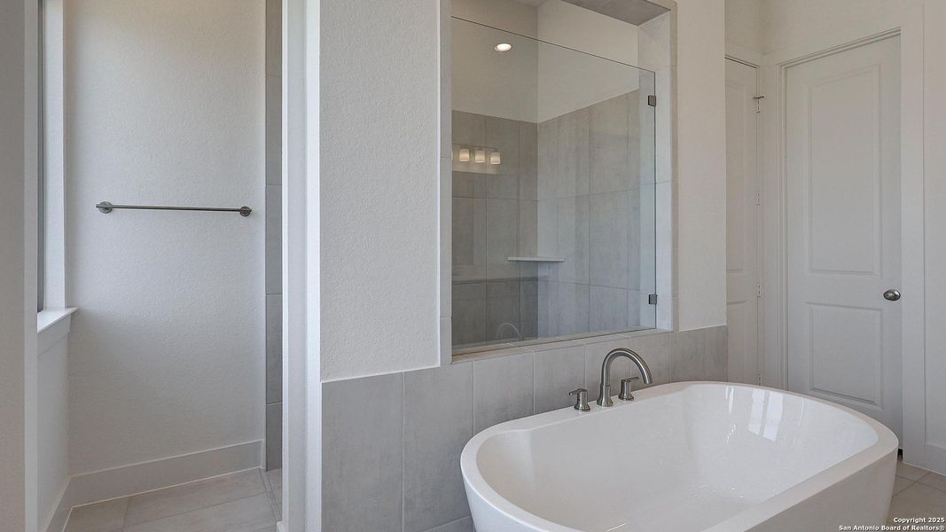 Furnished interior view inside a new home in Haby Hill 60', San Antonio (Image 10).