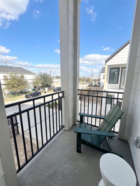 Exterior details and patio area of a home in Thornton Oaks, Houston (Image 26).