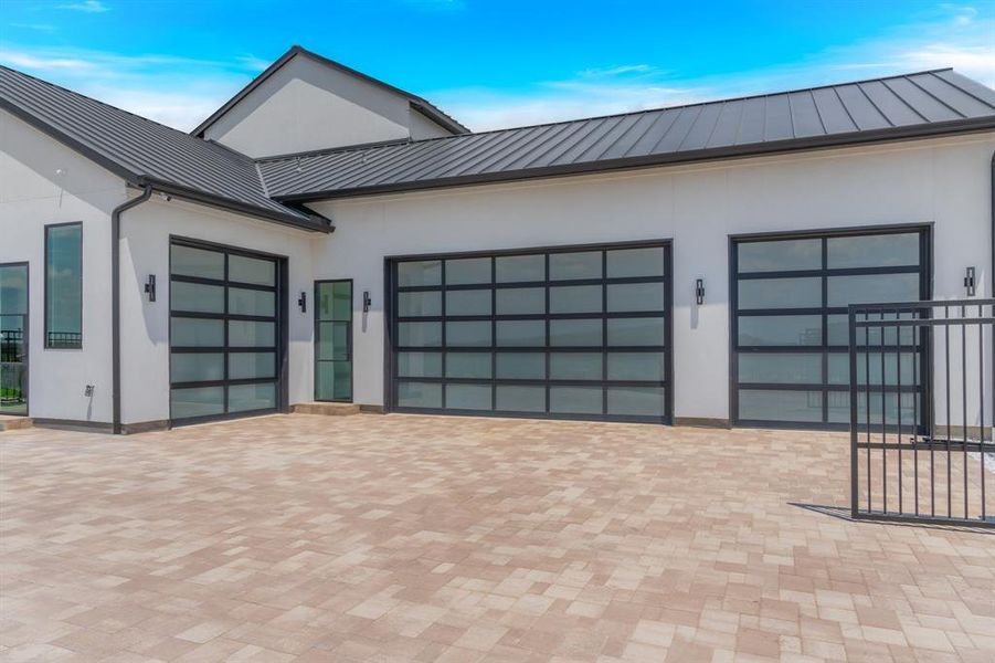 Exterior details and patio area of a home in Fleming Pointe, Fort Worth (Image 23).
