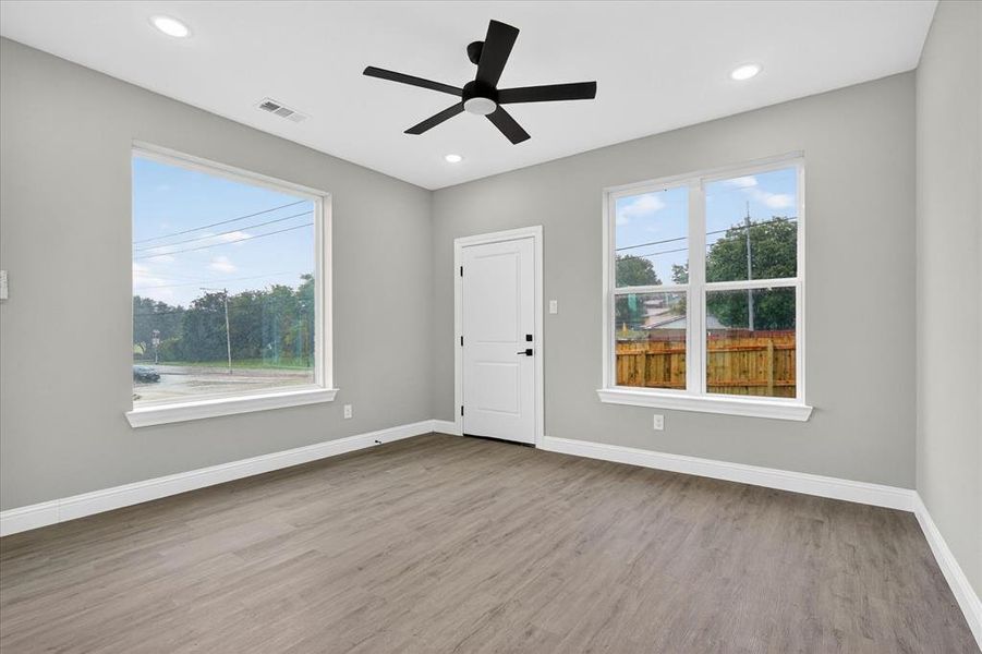 Spacious, unfurnished interior of a new home in , Grand Prairie (Image 17).
