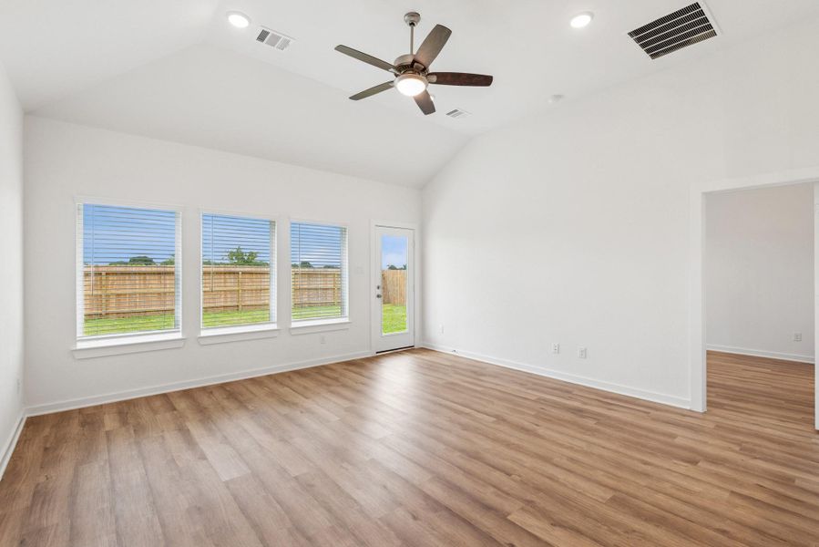 Spacious, unfurnished interior of a new home in Miller's Pond, Rosenberg (Image 24).