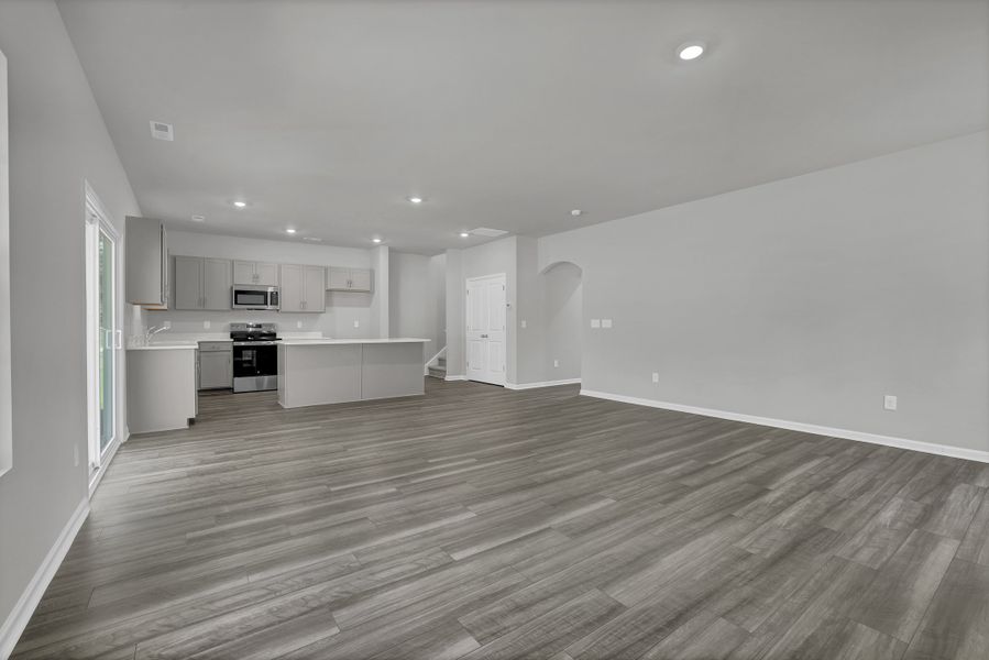 Spacious, unfurnished interior of a new home in River Tide Farms, Bolivia (Image 14).