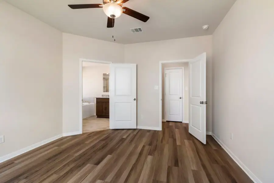 Spacious, unfurnished interior of a new home in The Reserve at Turnbo Ranch, Killeen (Image 12).