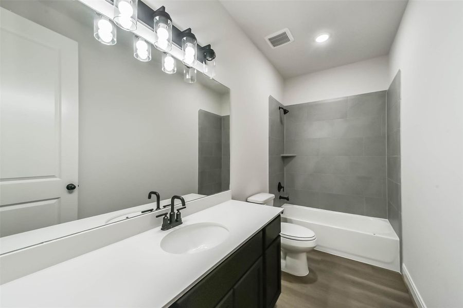 Furnished interior view inside a new home in , Baytown (Image 9).
