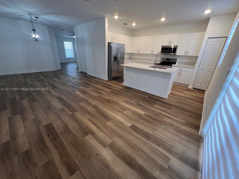 Spacious, unfurnished interior of a new home in , Pembroke Pines (Image 23).