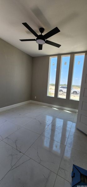 Spacious, unfurnished interior of a new home in , Eagle Pass (Image 4).